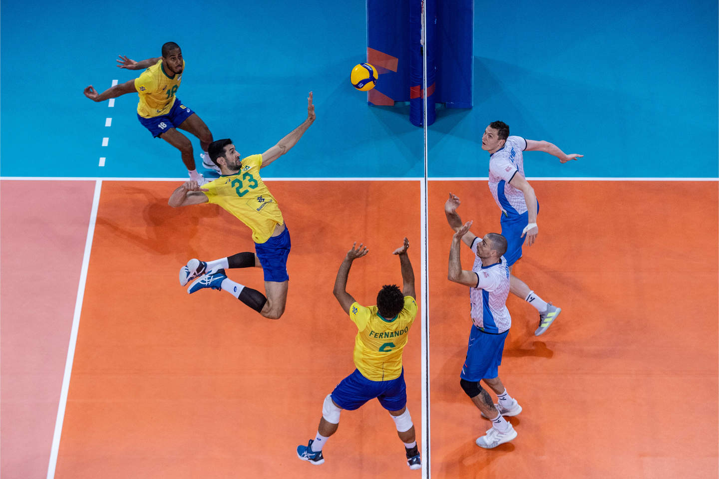 Jogadores de vôlei em ação
